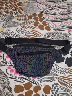 I Heart Raves Iridescent Shroom Pattern Fanny Pack - Black Strap